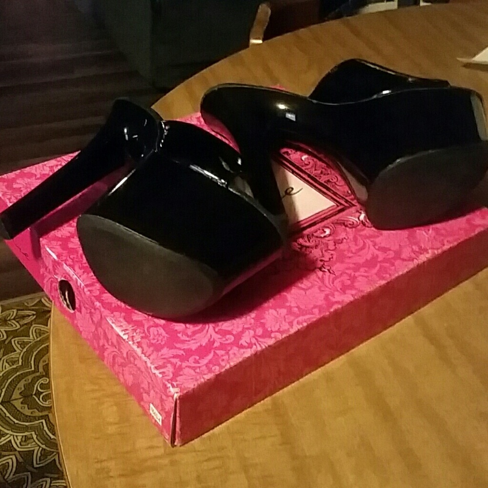 Shoes - Picture 5 of 5